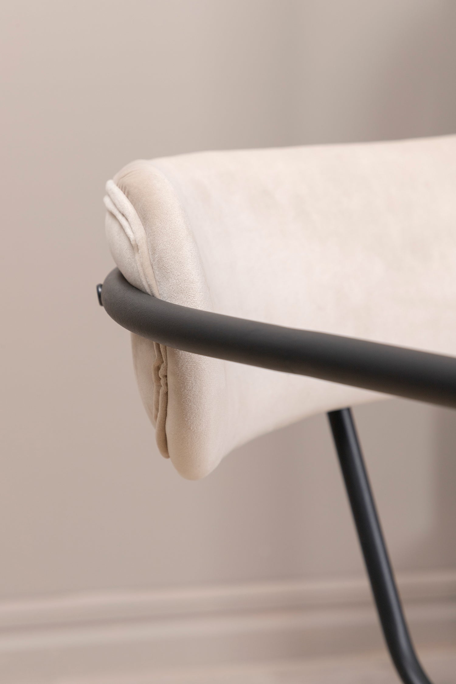 Duffy lounge-nojatuoli beige sametti