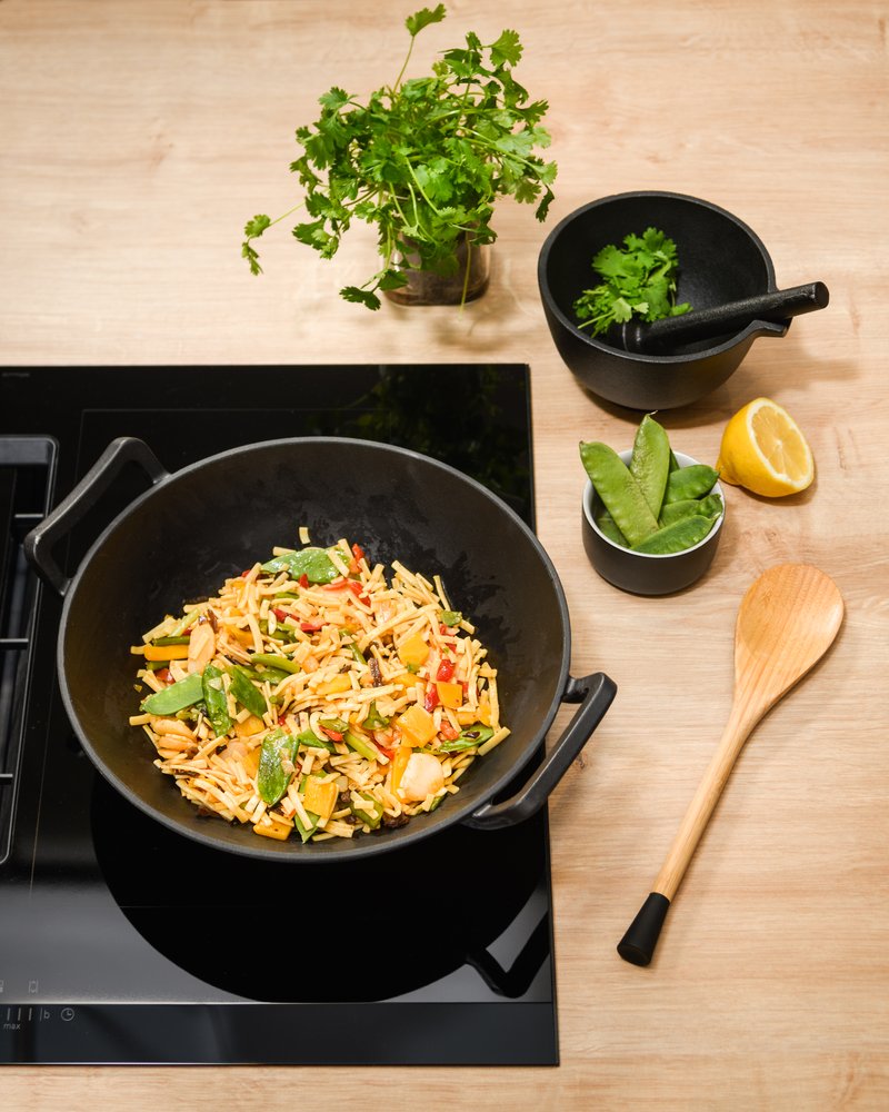 AVAJAISERÄ Maku wok pannu 30cm valurauta