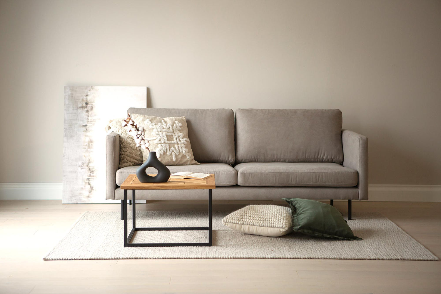 Scandic Collection Copenhagen 3-istuttava, Soro greige-3-istuttava sohva-Scandic collection-Ryhdikäs-Tukeva-Skandinaavinen-Finlandia Living